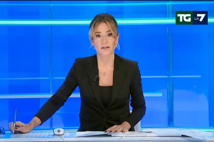 La moglie di Carlo Vanzini in diretta con il tatuaggio "No pasa nada"