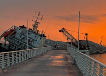 La nave incagliata lascia Marina di Massa