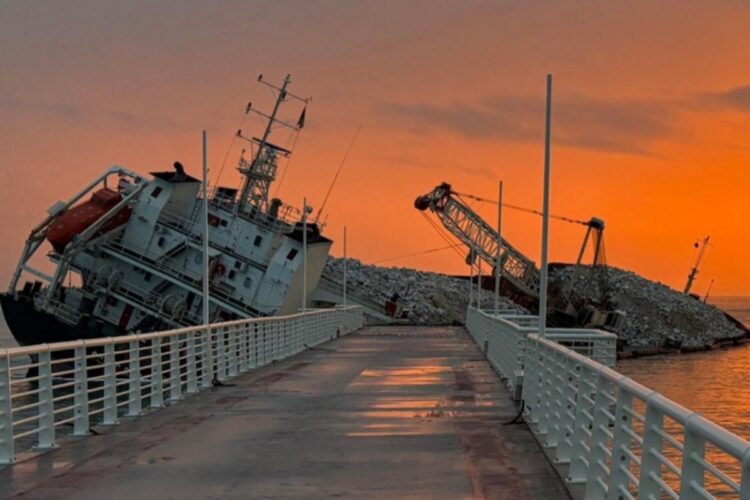 La nave incagliata lascia Marina di Massa