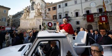 La protesta della Peta davanti al Papa