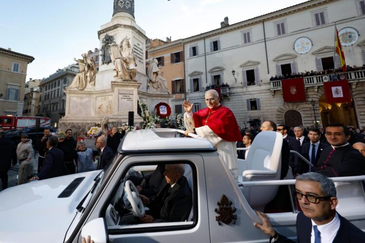 La protesta della Peta davanti al Papa