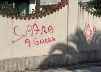 La scritta "Spara a Giorgia" nel Varesotto