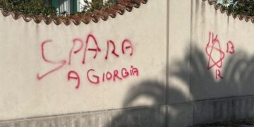 La scritta "Spara a Giorgia" nel Varesotto