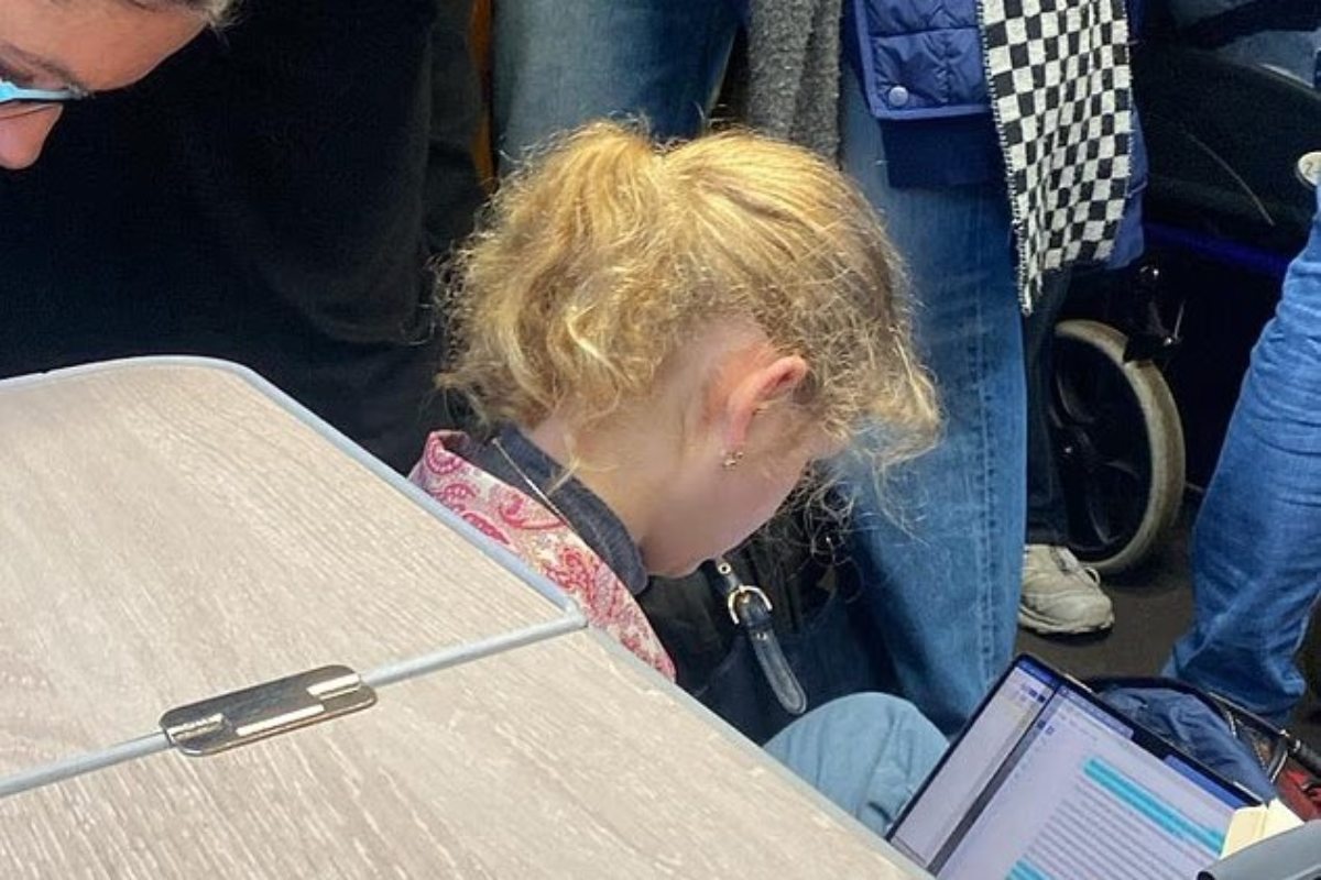 Lady Louise Windsor seduta per terra in un treno