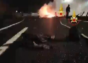 Le conseguenze dell'esplosione sull'autostrada A1