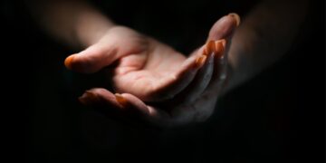 Le mani di una donna