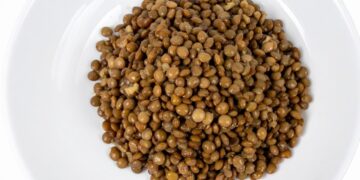 Un uomo si lacera l'esofago mangiando troppe lenticchie