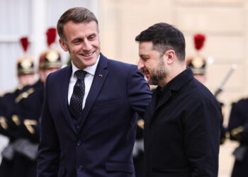 Macron e Zelensky dialogano per la pace in Ucraina
