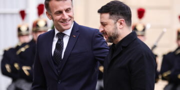 Macron e Zelensky dialogano per la pace in Ucraina