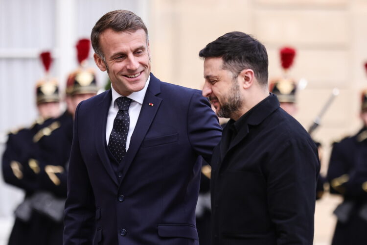 Macron e Zelensky dialogano per la pace in Ucraina