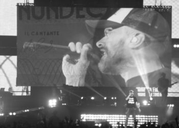 Max Pezzali durante un live