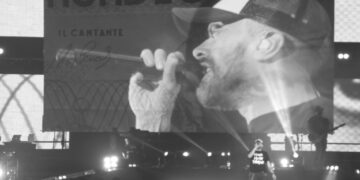 Max Pezzali durante un live