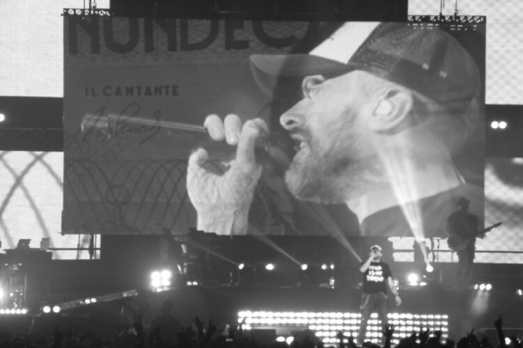 Max Pezzali durante un live