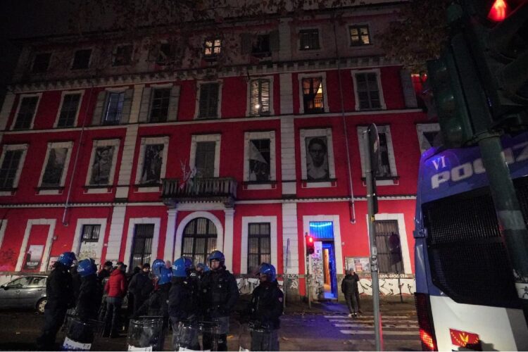 Perquisizioni della polizia al centro sociale Askatasuna