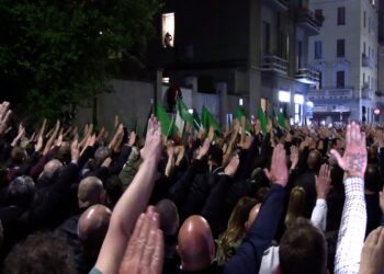 Persone che fanno il saluto romano