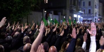 Persone che fanno il saluto romano