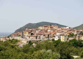 Petardi contro il presepe a Sezze