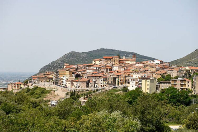 Petardi contro il presepe a Sezze