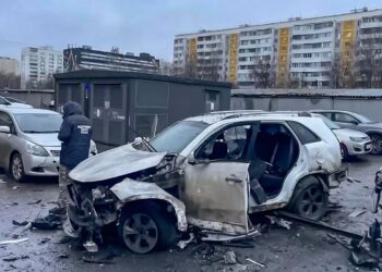 Quel che è rimasto dell'auto di Fanil Sarvarov dopo l'esplosione a Mosca