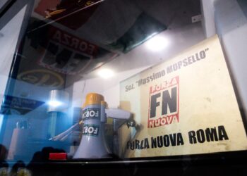 Un cartello usato da Forza Nuova durante un'adunata