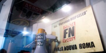 Un cartello usato da Forza Nuova durante un'adunata