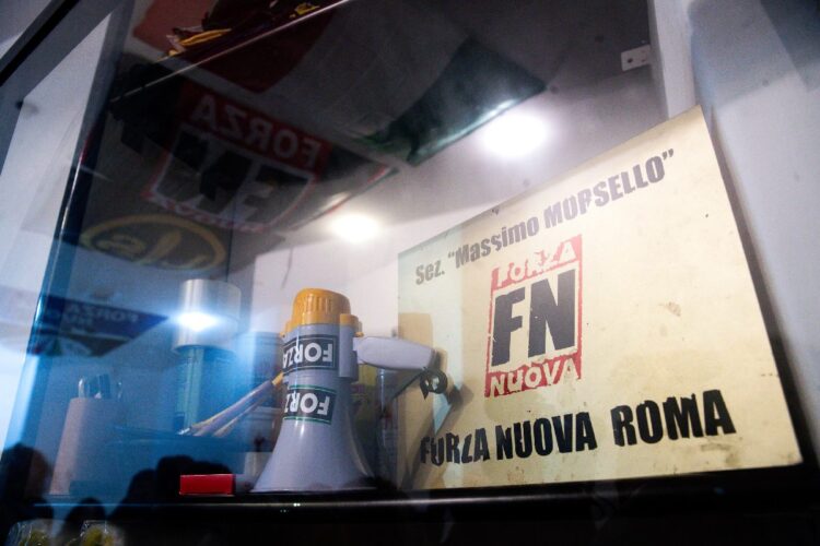 Un cartello usato da Forza Nuova durante un'adunata