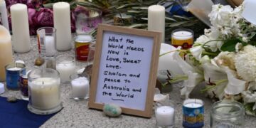 Un tributo alle vittime della strage di Bondi Beach (Sydney)
