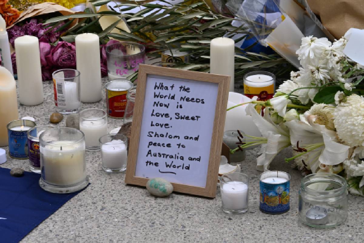 Un tributo alle vittime della strage di Bondi Beach (Sydney)