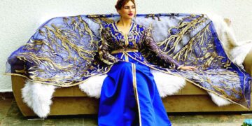 Una donna che indossa un caftano