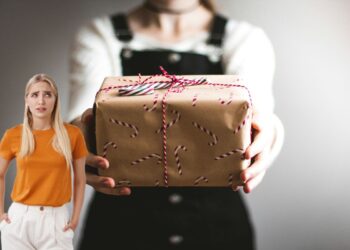 Una donna con in mano un regalo di Natale