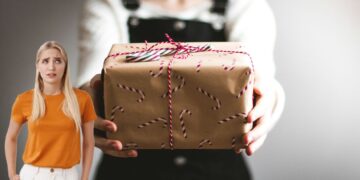 Una donna con in mano un regalo di Natale