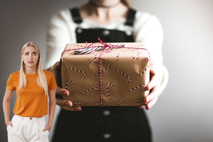 Una donna con in mano un regalo di Natale