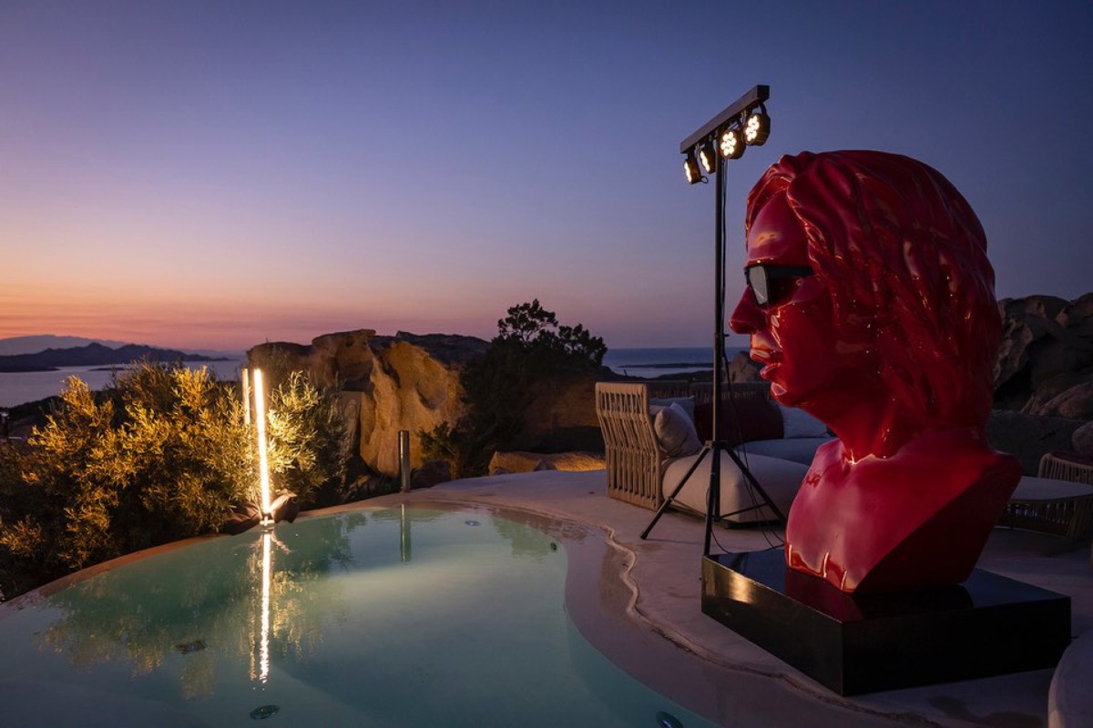 Una mega statua raffigurante il personaggio di Checco Zalone in Buen Camino