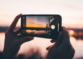 Una persona intenta a scattare una foto con lo smartphone