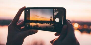 Una persona intenta a scattare una foto con lo smartphone