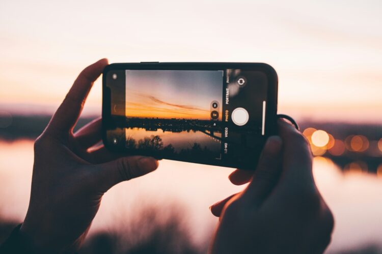 Una persona intenta a scattare una foto con lo smartphone