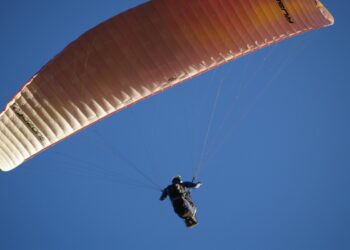 Una persona intenta a usare un paracadute
