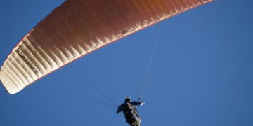 Una persona intenta a usare un paracadute