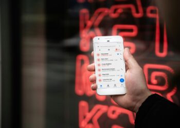 Una serie di chiamate indesiderate sullo schermo di uno smartphone