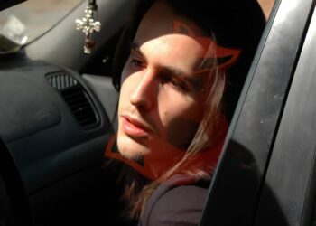 Uno degli scatti pubblicati dalla youtuber Francesca Francesca Bugamelli che immortalano Andrea Sempio davanti alla villetta di Garlasco