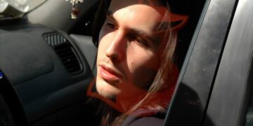 Uno degli scatti pubblicati dalla youtuber Francesca Francesca Bugamelli che immortalano Andrea Sempio davanti alla villetta di Garlasco