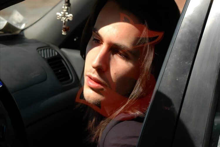 Uno degli scatti pubblicati dalla youtuber Francesca Francesca Bugamelli che immortalano Andrea Sempio davanti alla villetta di Garlasco