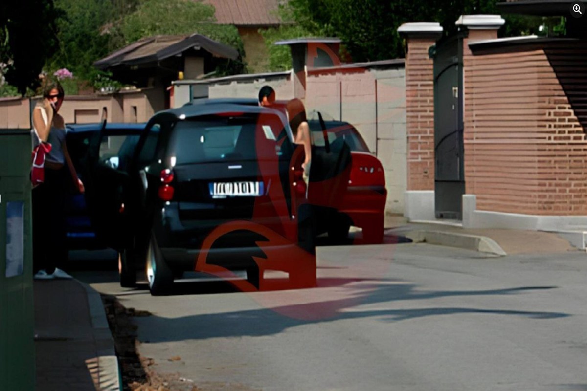 Uno degli scatti pubblicati dalla youtuber Francesca Bugalalla che immortalano Andrea Sempio davanti alla villetta di Garlasco