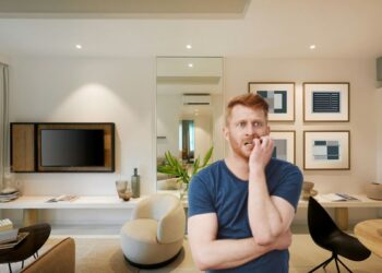 Uomo preoccupato per l'eventuale presenza di telecamere nascoste in casa sua