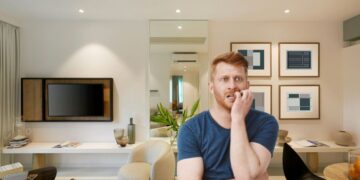 Uomo preoccupato per l'eventuale presenza di telecamere nascoste in casa sua