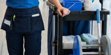 Un'addetta alle pulizie