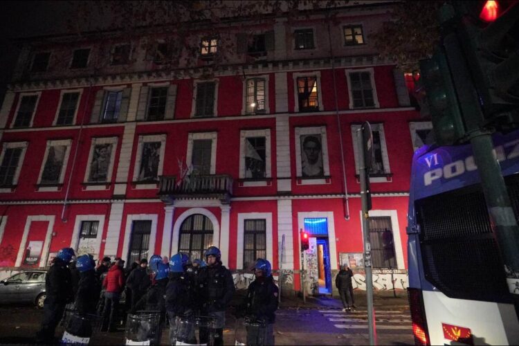 Il centro sociale Askatasuna sgomberato dalla polizia