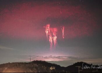 Fotografato raro anello luminoso rosso nei cieli dell’Italia centrale: di cosa si tratta