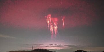 Fotografato raro anello luminoso rosso nei cieli dell’Italia centrale: di cosa si tratta