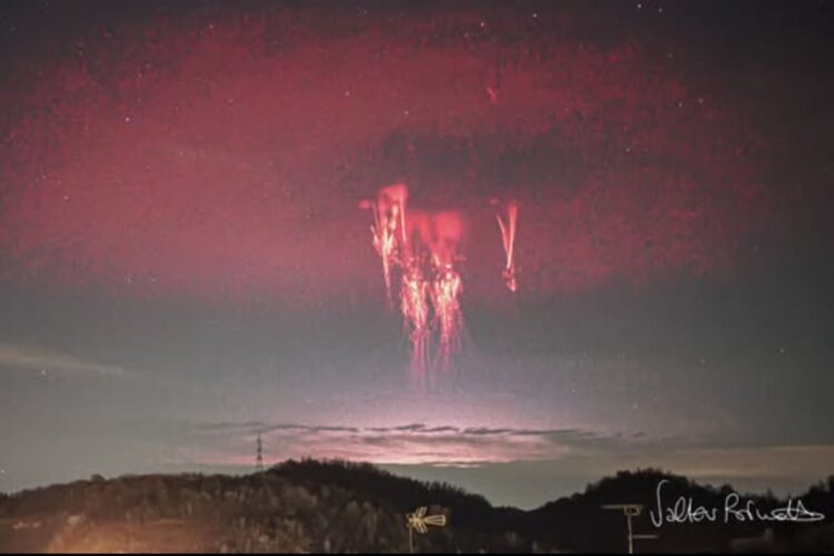 Fotografato raro anello luminoso rosso nei cieli dell’Italia centrale: di cosa si tratta